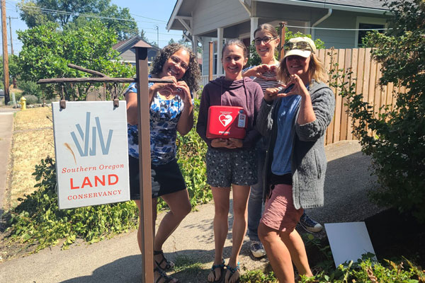 People putting up a heart sign